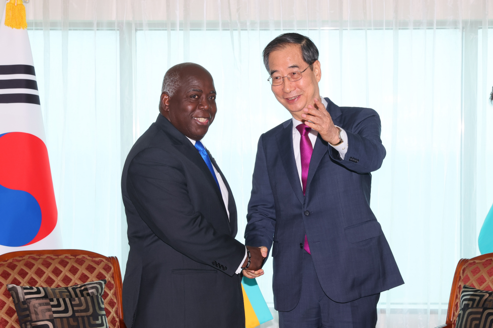 PM meets Prime Minister of Bahamas Philip Davis