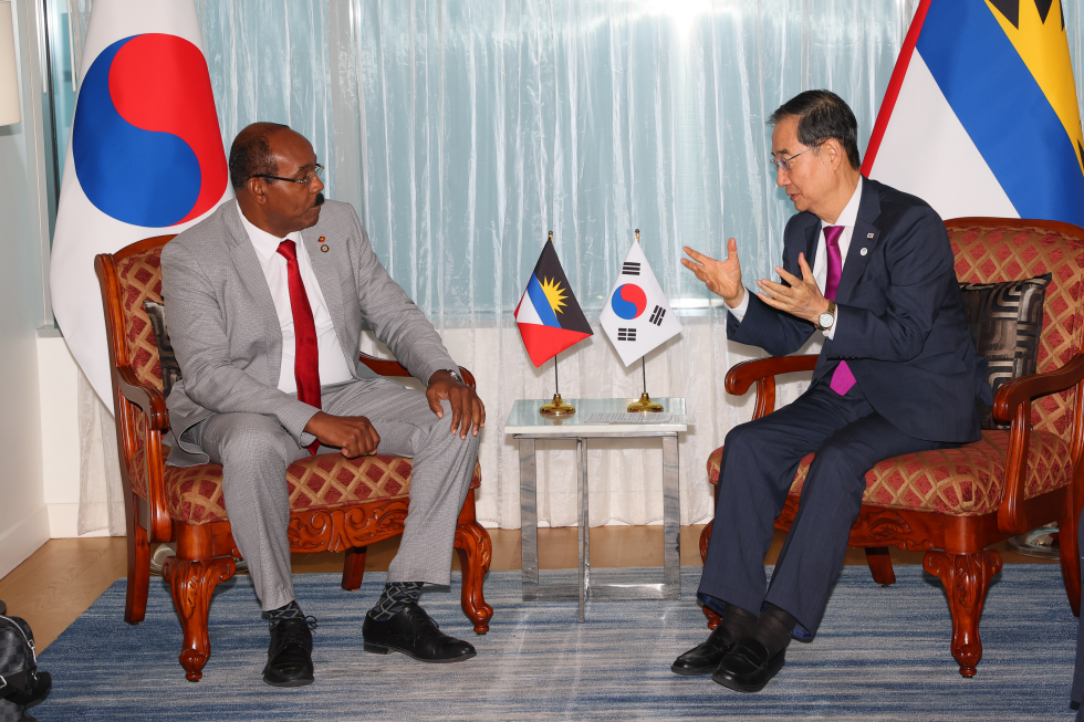 PM meets Prime Minister of Antigua and Barbuda Gaston Browne