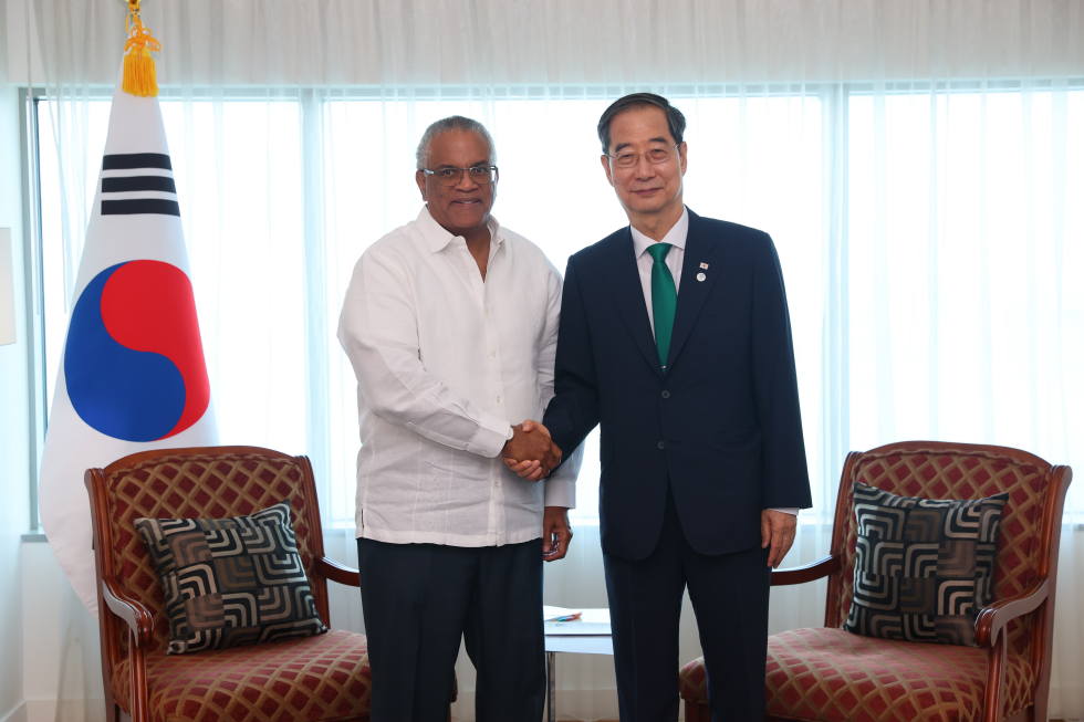 PM meets Minister of Foreign Affairs of Belize, Eamon Courtenay