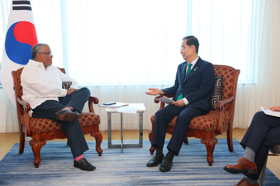 PM meets Minister of Foreign Affairs of Belize, Eamon Courtenay