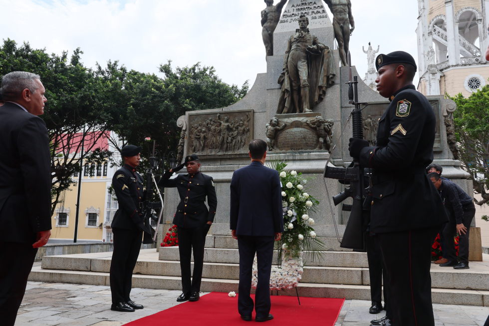 독립 영웅 시몬 볼리바르 장군 기념비 헌화