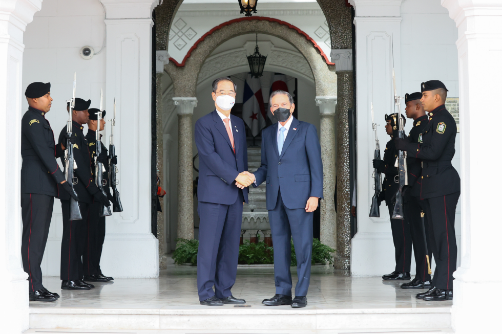 PM meets President of Panama, Laurentino Cortizo