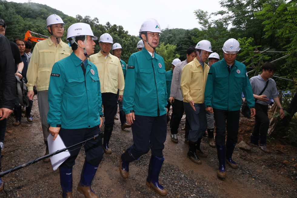 PM inspects preparedness for possible landslide