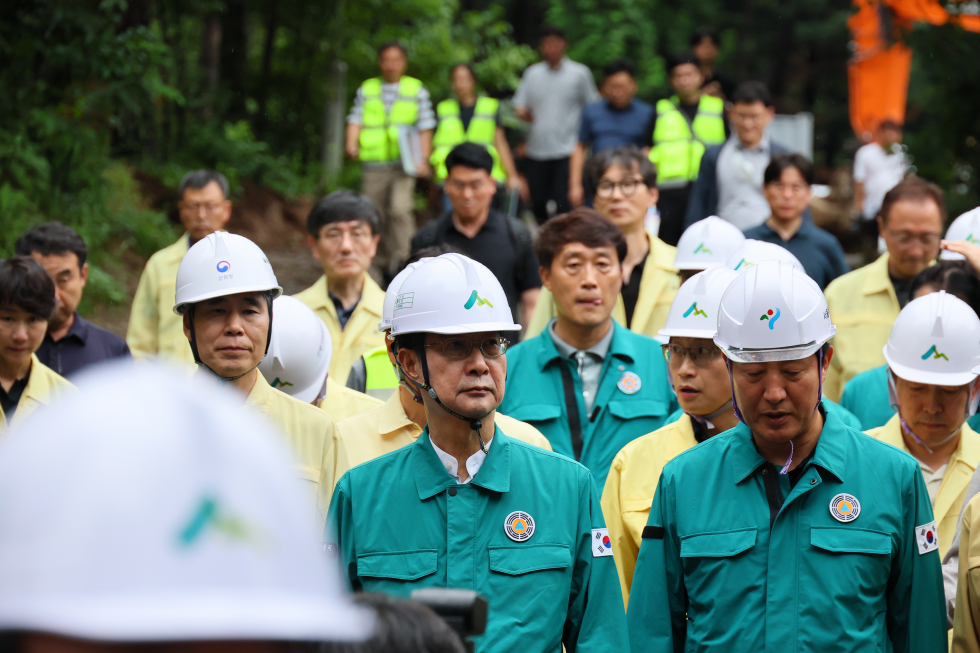 PM inspects preparedness for possible landslide