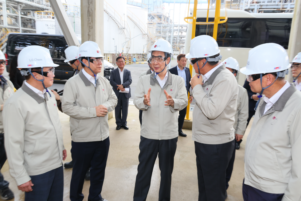 PM visits LG Chem plant