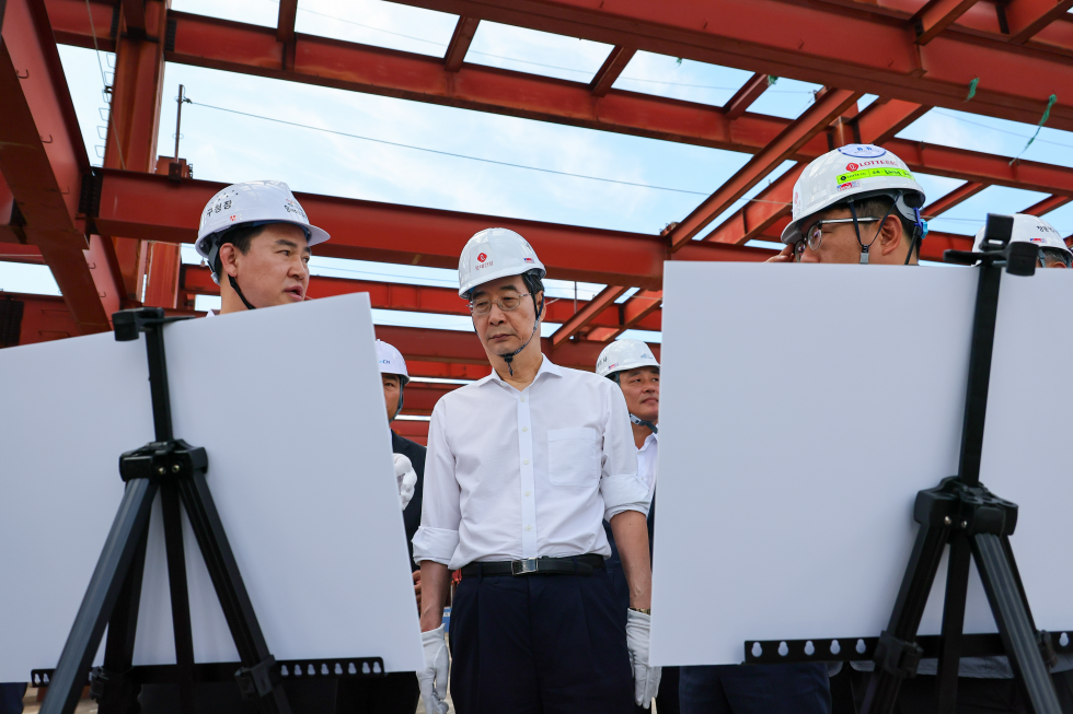 PM inspects construction site