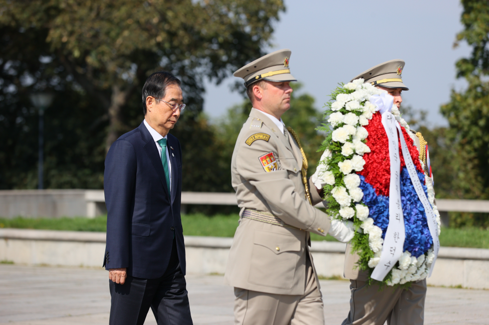 PM visits Tomb of the Unknown Soldier in Prague