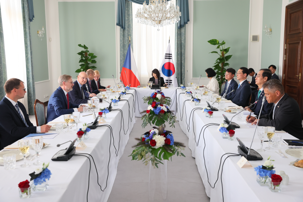 PM attends on official lunch hosted by Czech PM