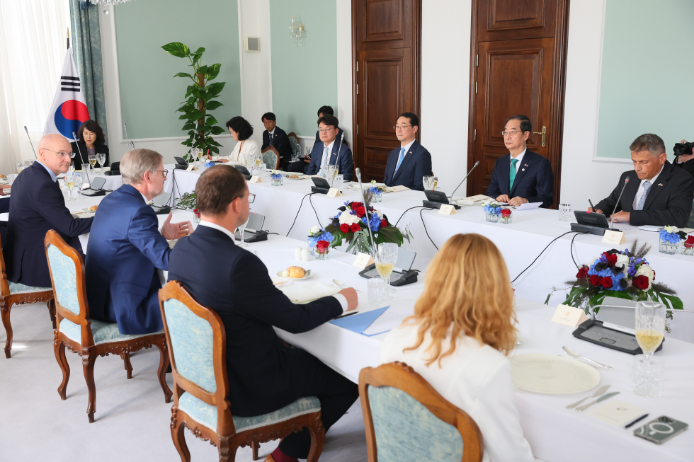 PM attends on official lunch hosted by Czech PM