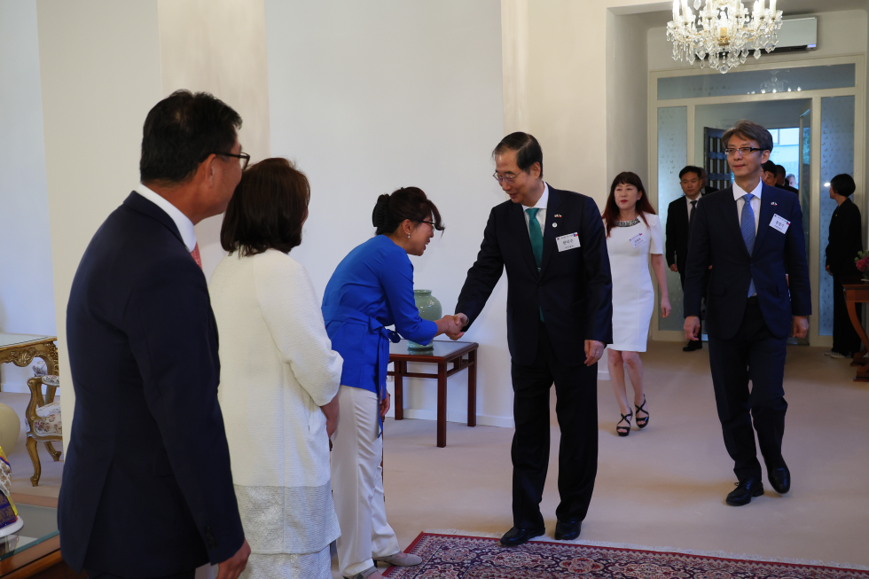 PM meets Korean residents in Czech