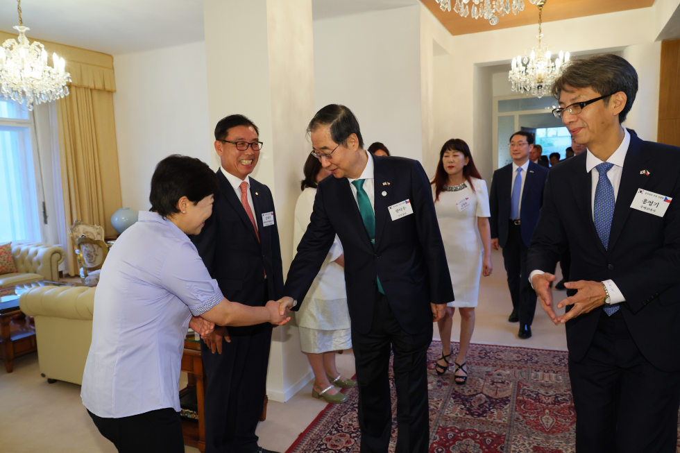 PM meets Korean residents in Czech