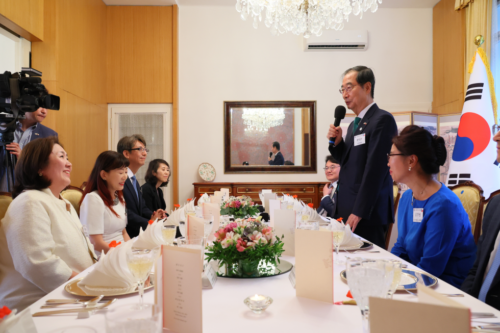PM meets Korean residents in Czech