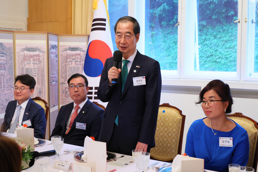 PM meets Korean residents in Czech