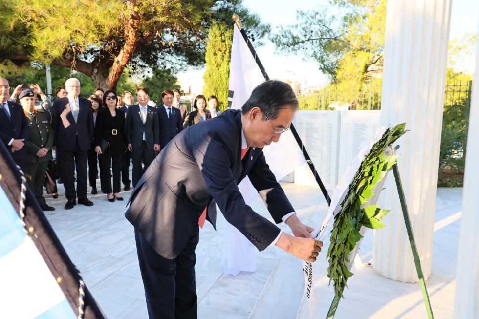 그리스 한국전 참전 기념비 헌화