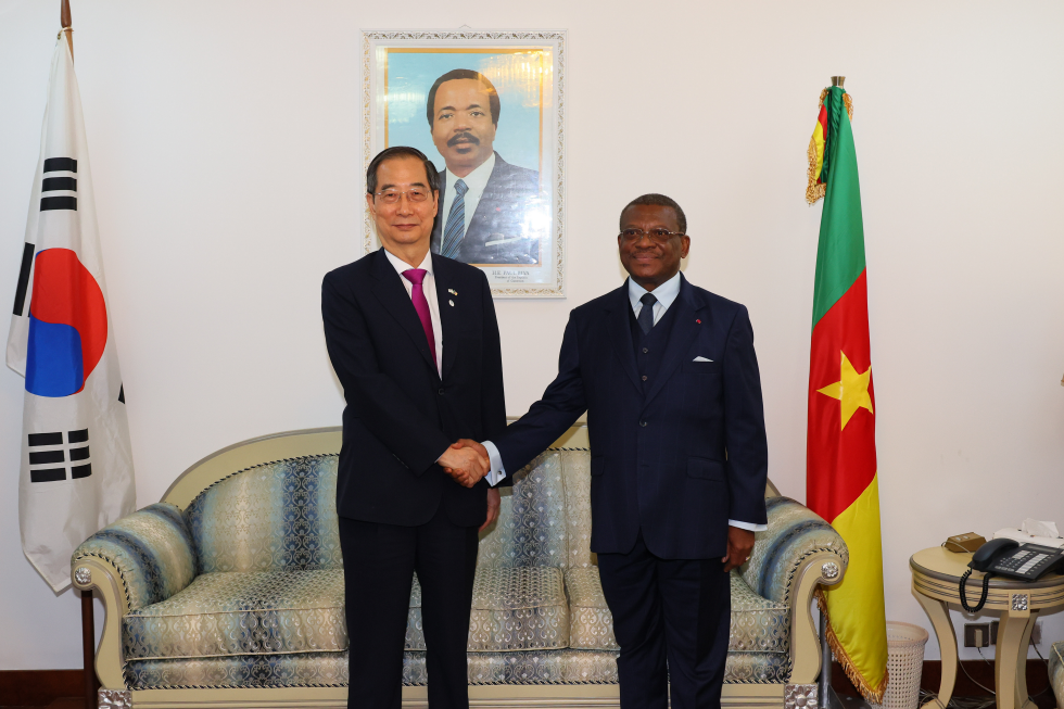 PM meets Cameroon's PM