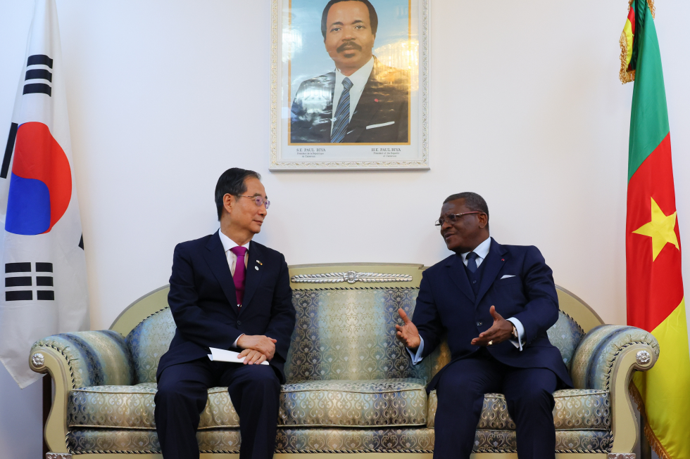 PM meets Cameroon's PM