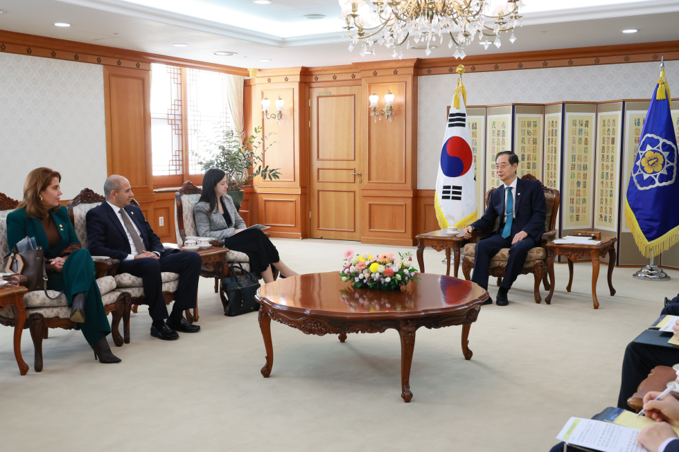 PM meets Central American vice FMs