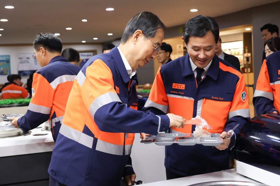 PM lunch with workers 