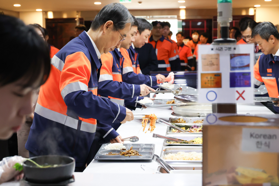 PM lunch with workers 