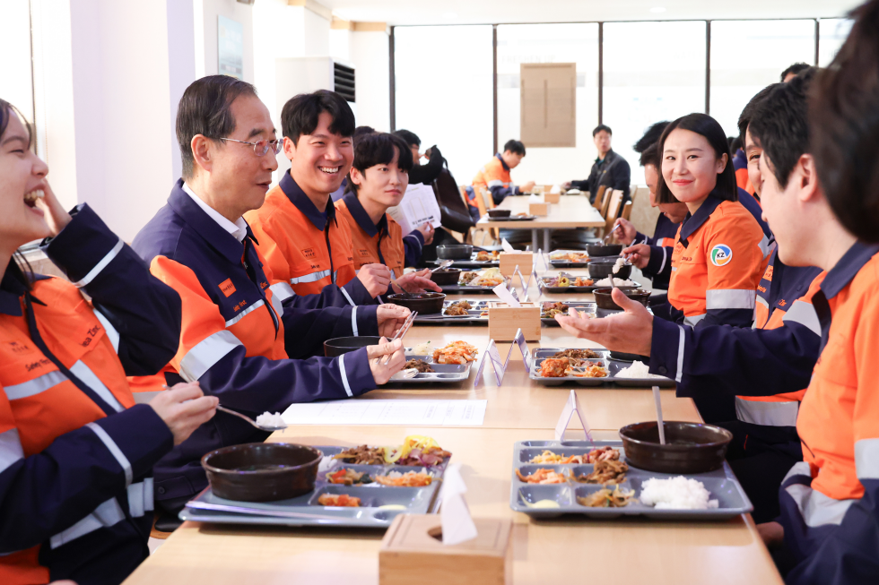 PM lunch with workers 