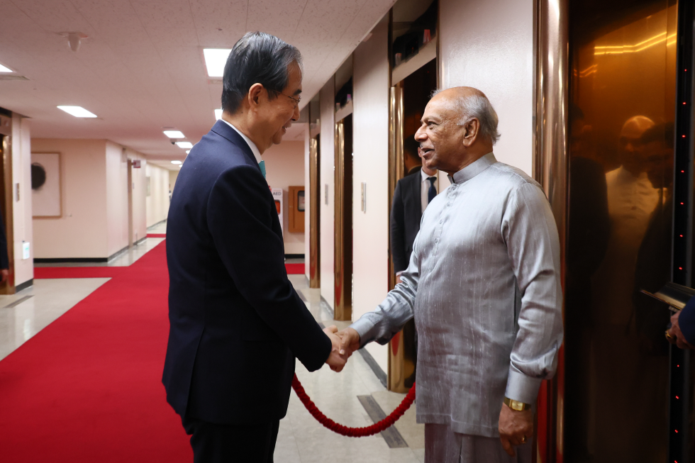 PM meets Sri Lankan PM Dinesh Gunawardena