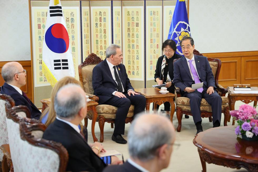 PM meets Prime Minister of Tunisia