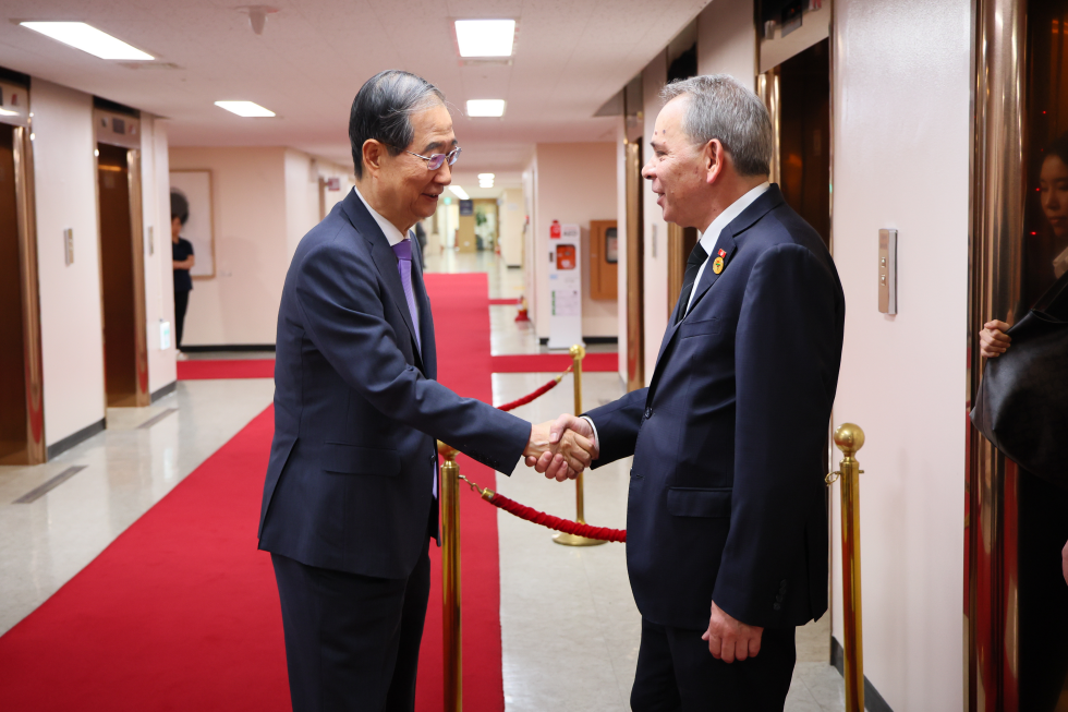 PM meets Prime Minister of Tunisia