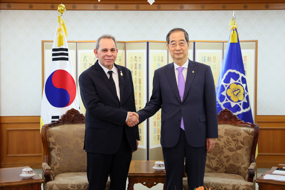 PM meets Prime Minister of Tunisia