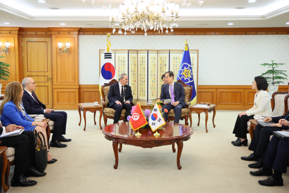 PM meets Prime Minister of Tunisia