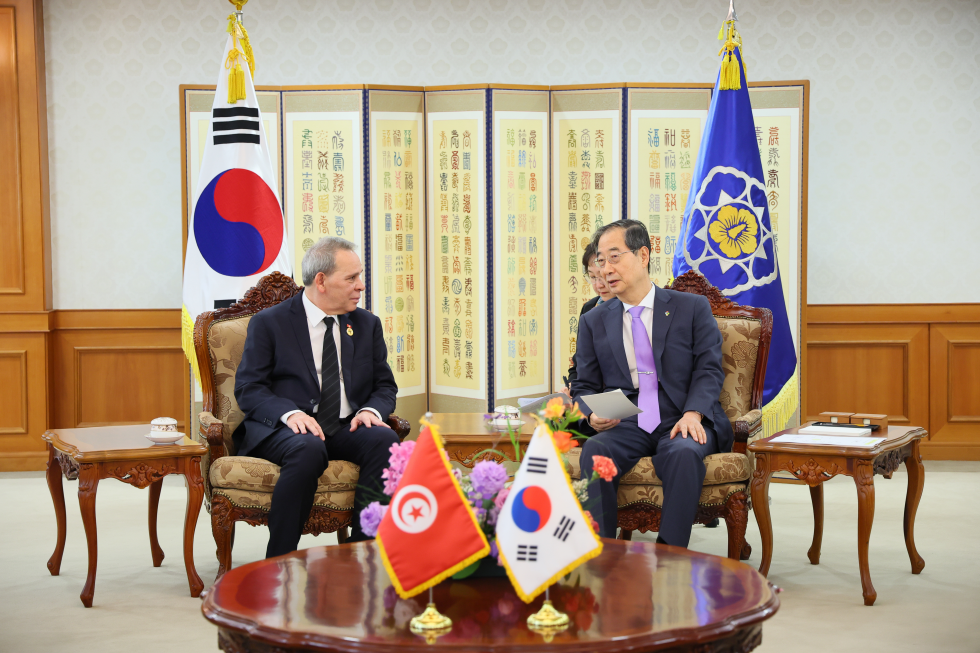 PM meets Prime Minister of Tunisia