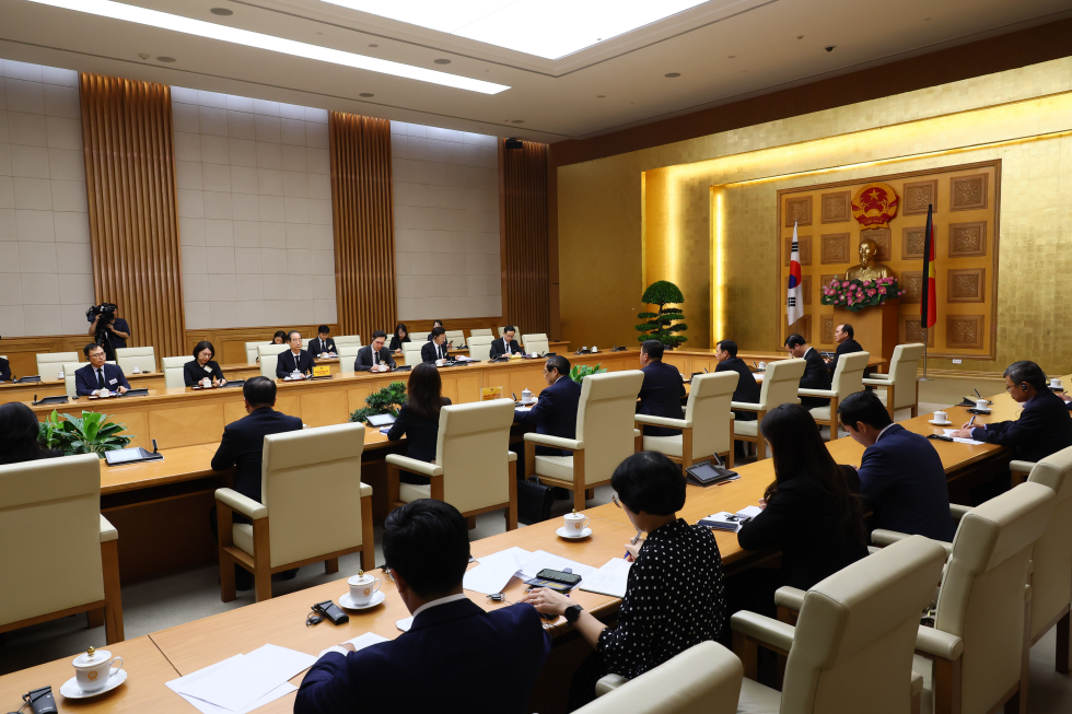 PM meets Vietnamese PM