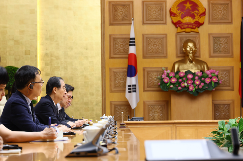 PM meets Vietnamese PM
