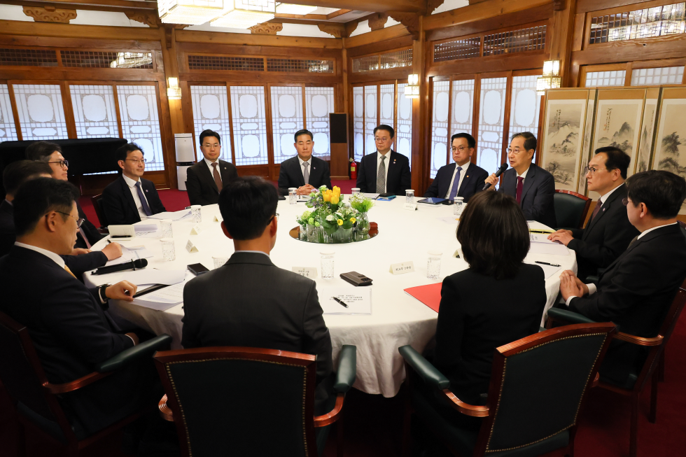 Acting president and PM attends meeting on economic security strategies