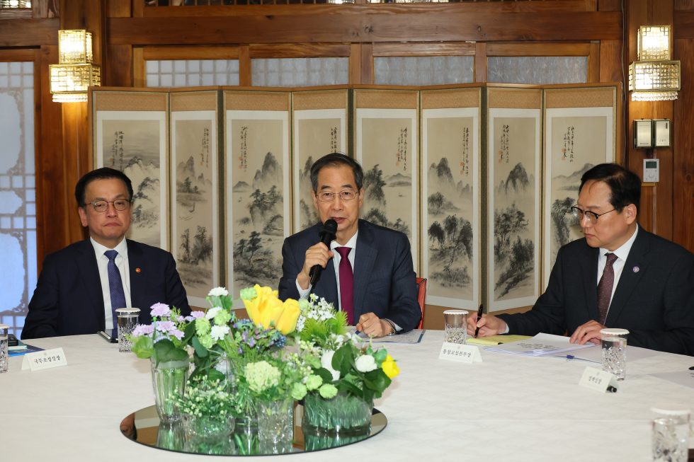 Acting president and PM attends meeting on economic security strategies