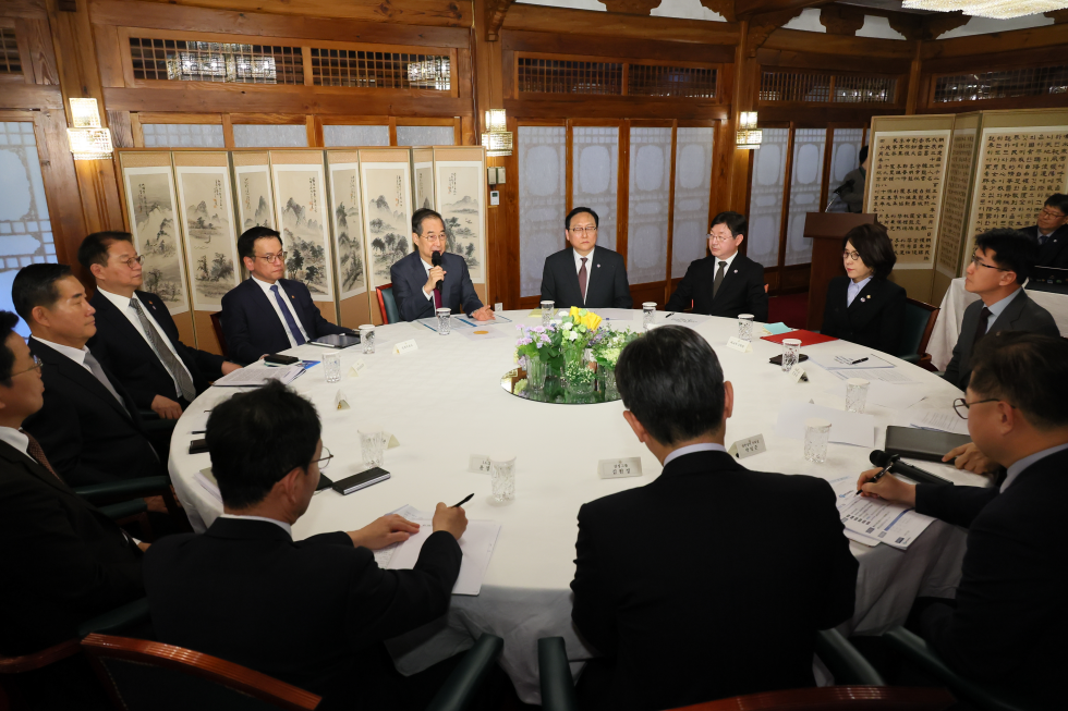 Acting president and PM attends meeting on economic security strategies
