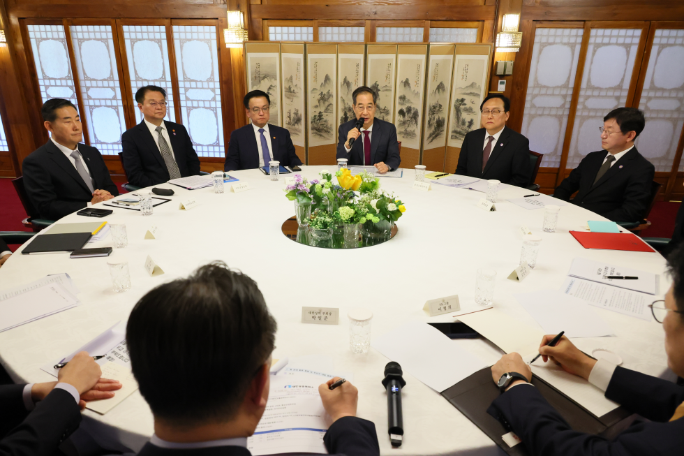 Acting president and PM attends meeting on economic security strategies