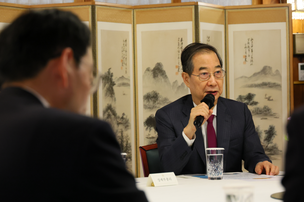Acting president and PM attends meeting on economic security strategies