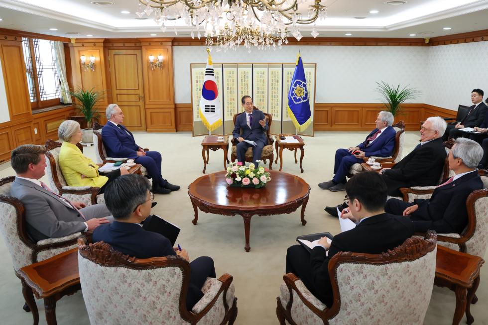 Acting President and PM Meets with U.S. Academic and Former Officials Delegation