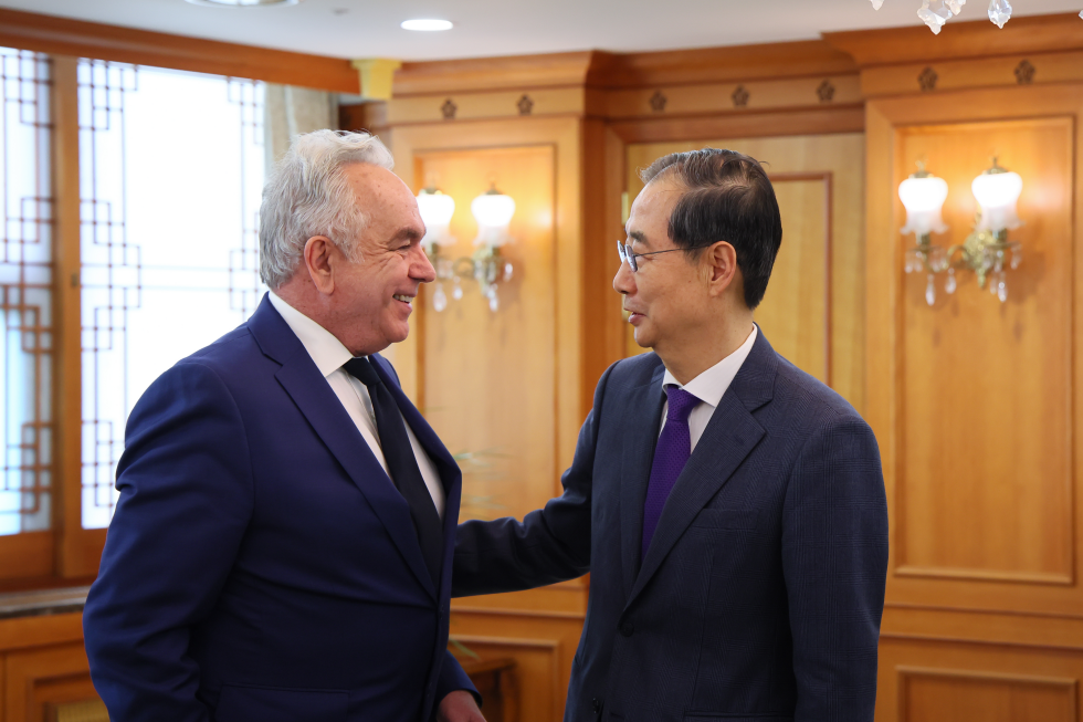Acting President and PM Meets with U.S. Academic and Former Officials Delegation