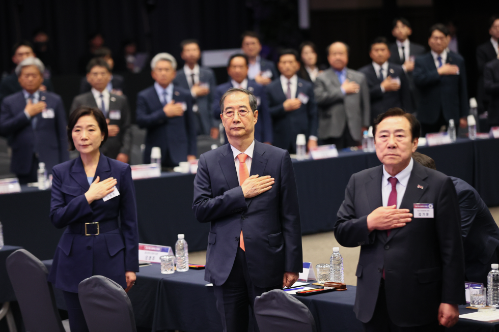 Acting president and PM meets industry body