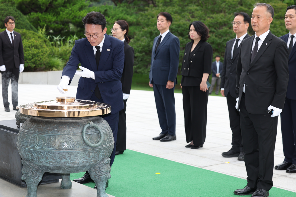 PM visits nat'l cemetery 