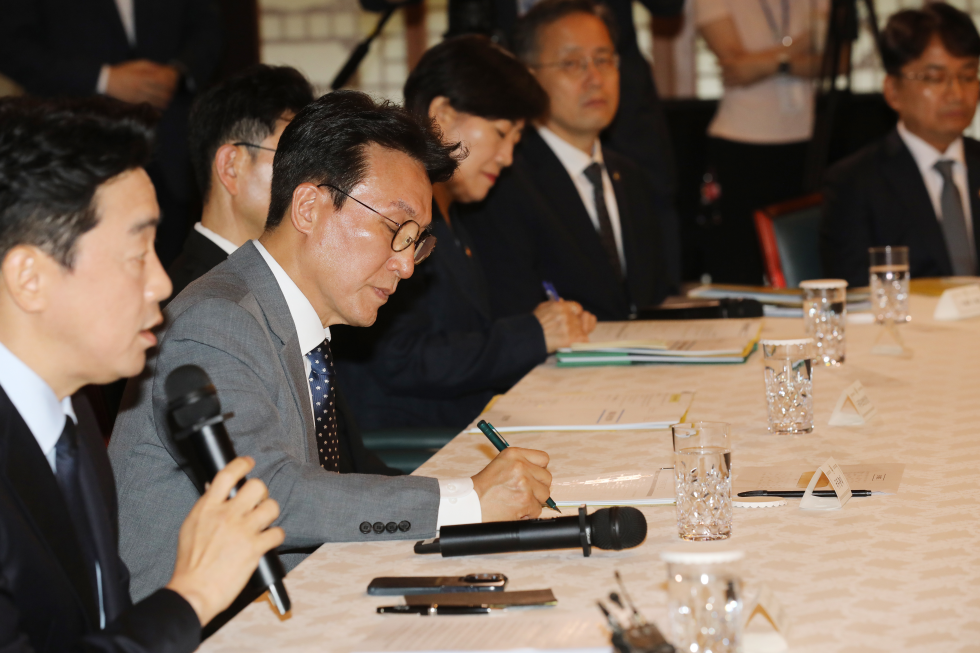 Ruling party-gov't meeting