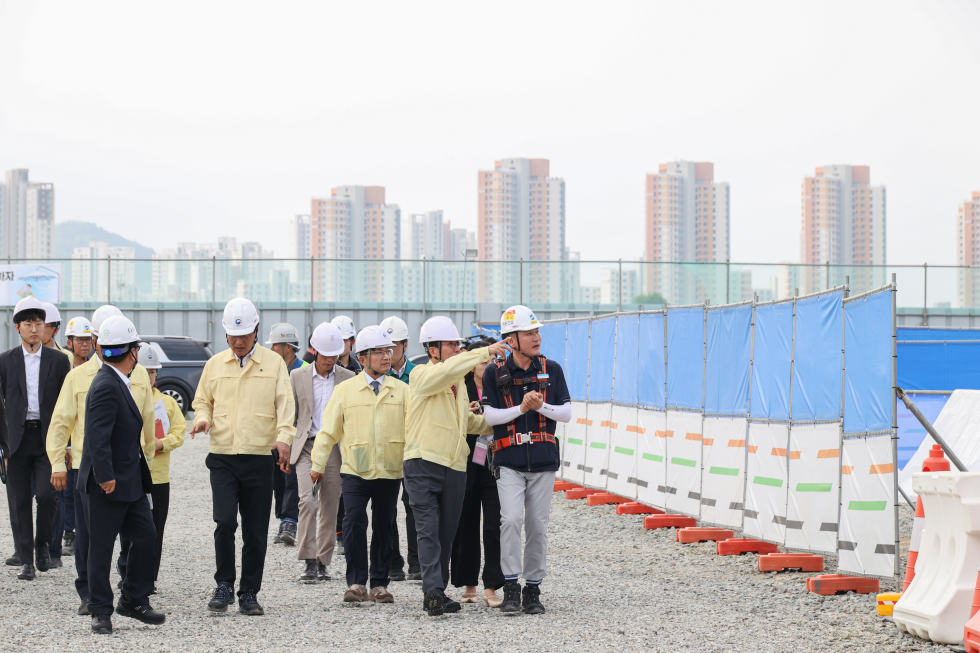 PM visits construction site