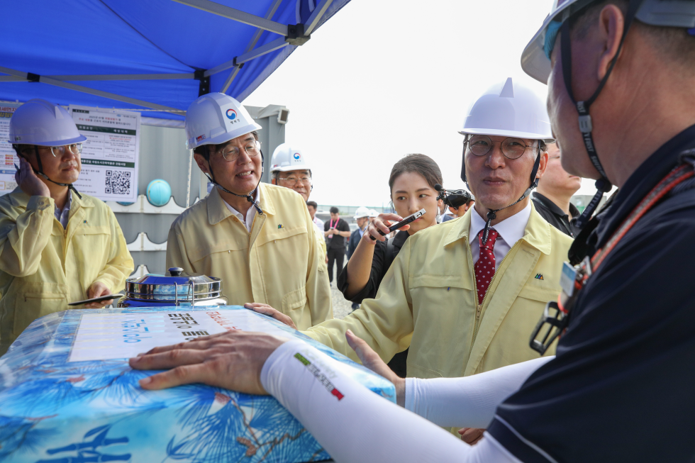 PM visits construction site