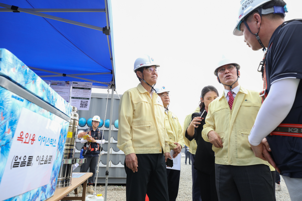 PM visits construction site