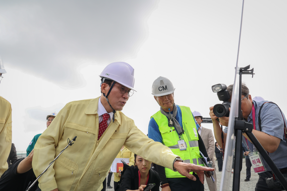 PM visits construction site