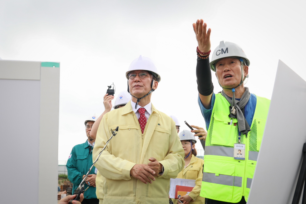PM visits construction site