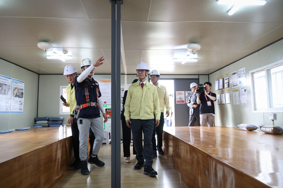PM visits construction site