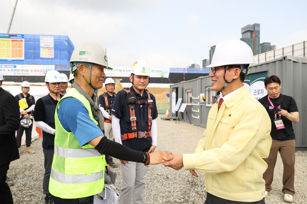 PM visits construction site