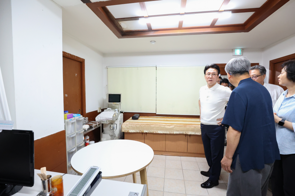 PM visits flophouse area
